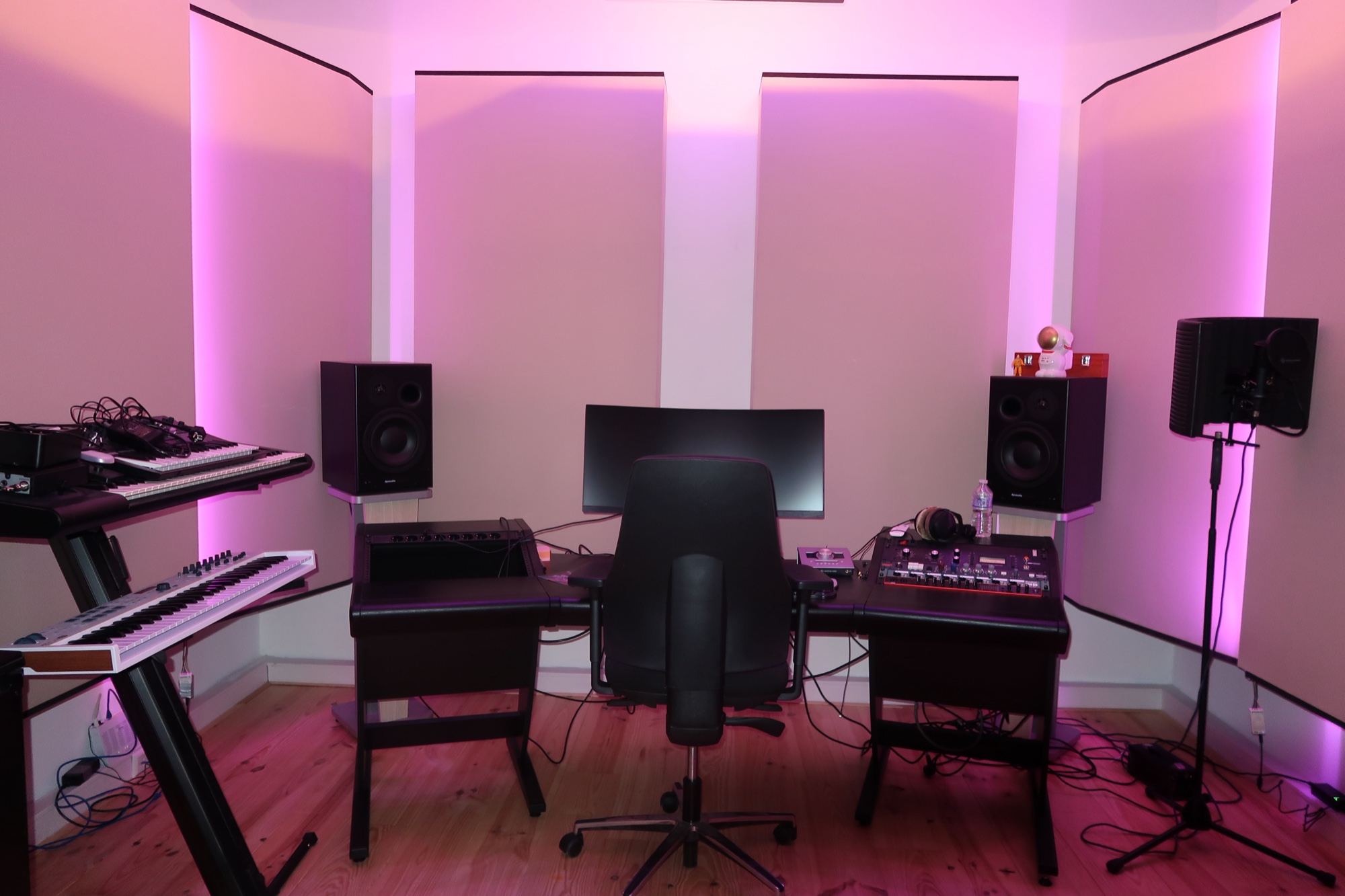 Live room met gitaren, Yamaha keyboard en opnamekamer bij Sound City Amsterdam