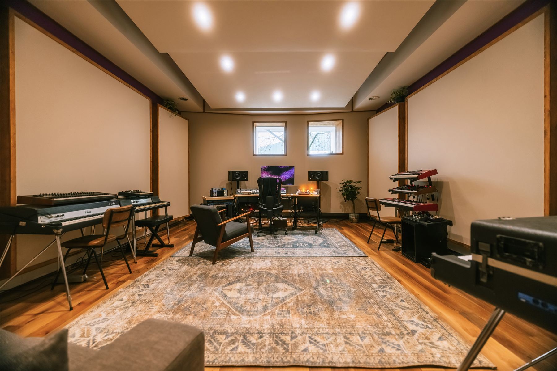 Studio 15 mixing room met keyboards bij Sound City Amsterdam