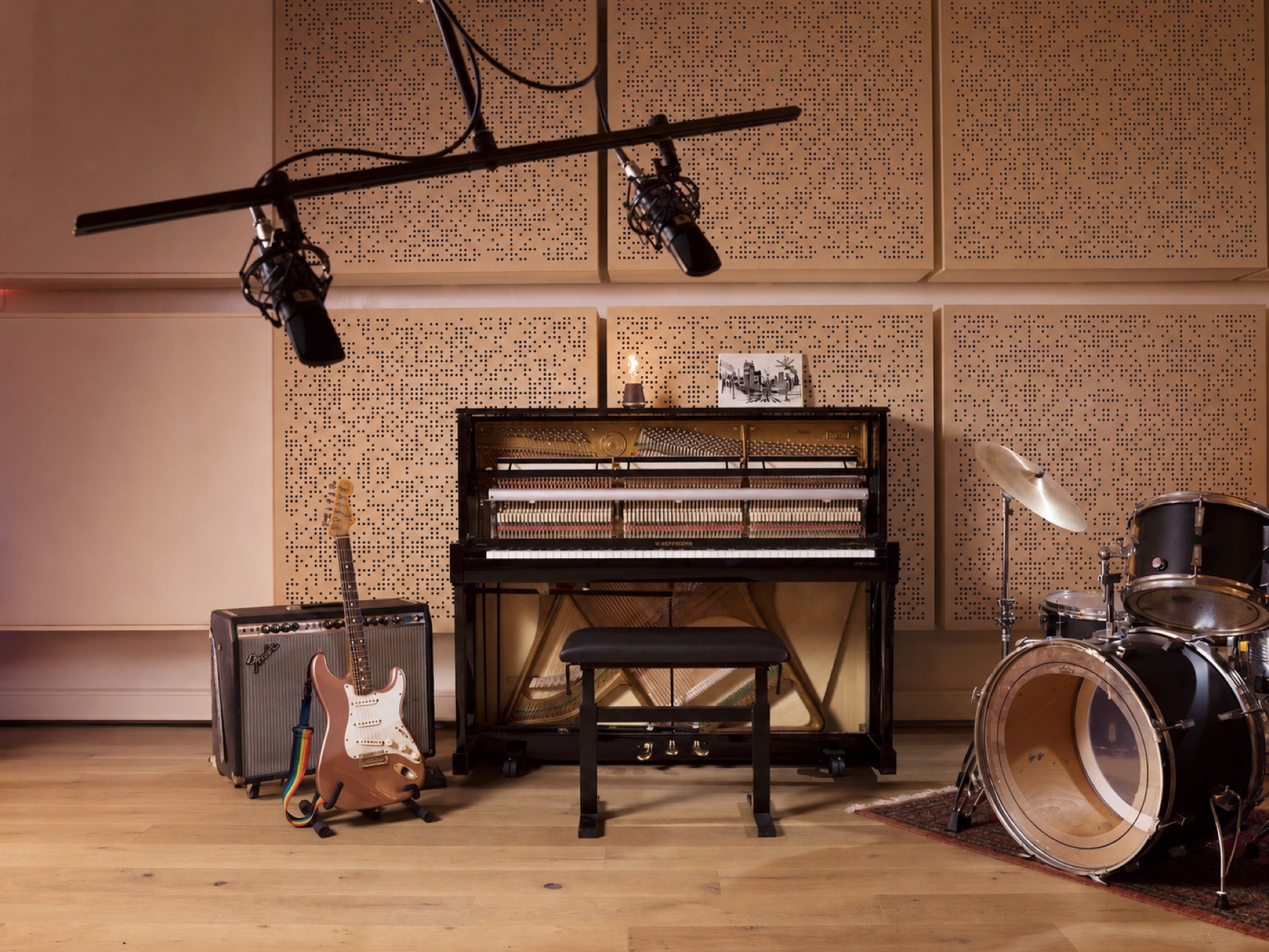 Studio 17 met piano, gitaren en drums in een live room van Sound City Amsterdam