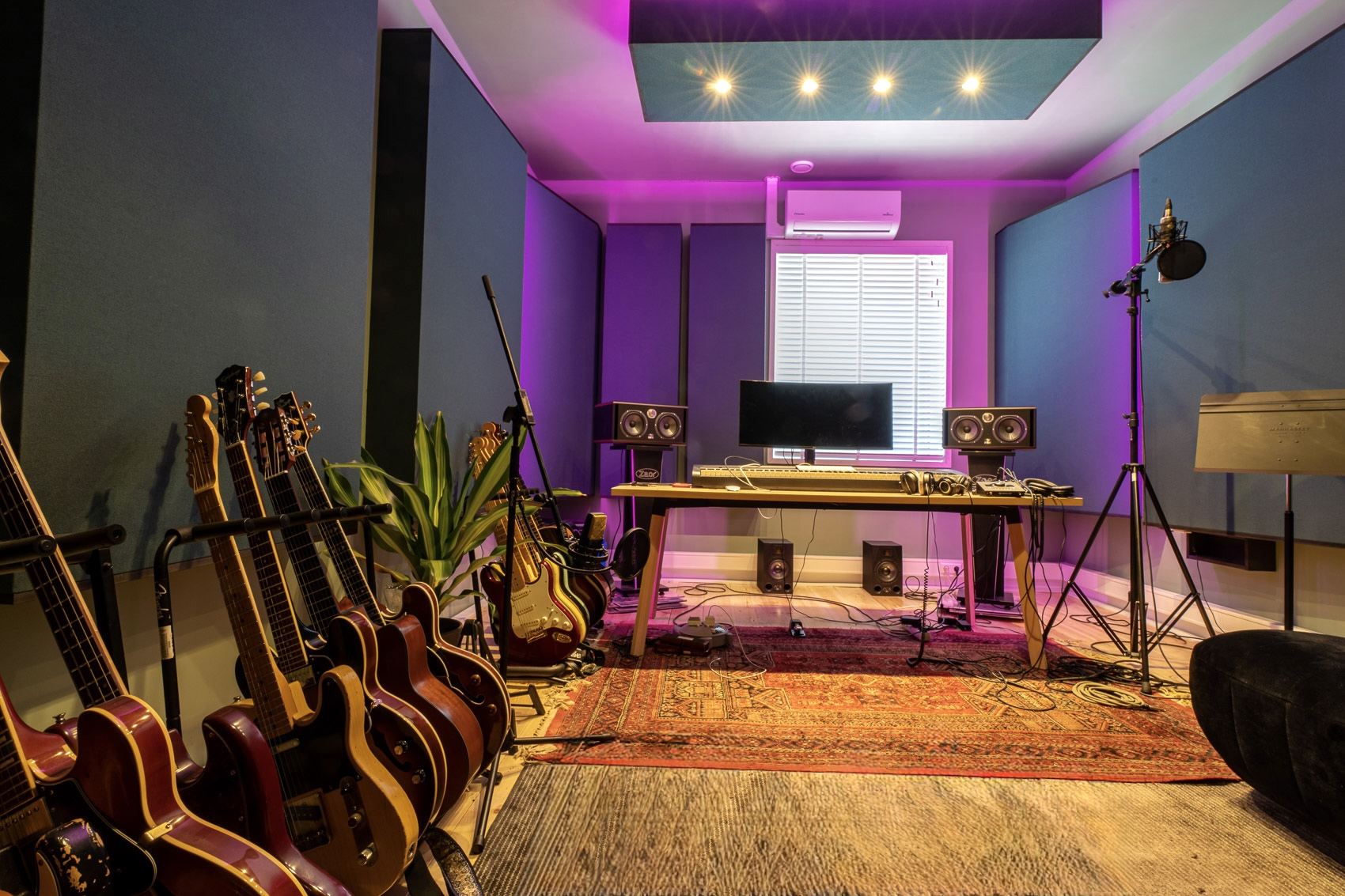 Studio 2 met vintage gitaren en sfeerverlichting bij Sound City Amsterdam