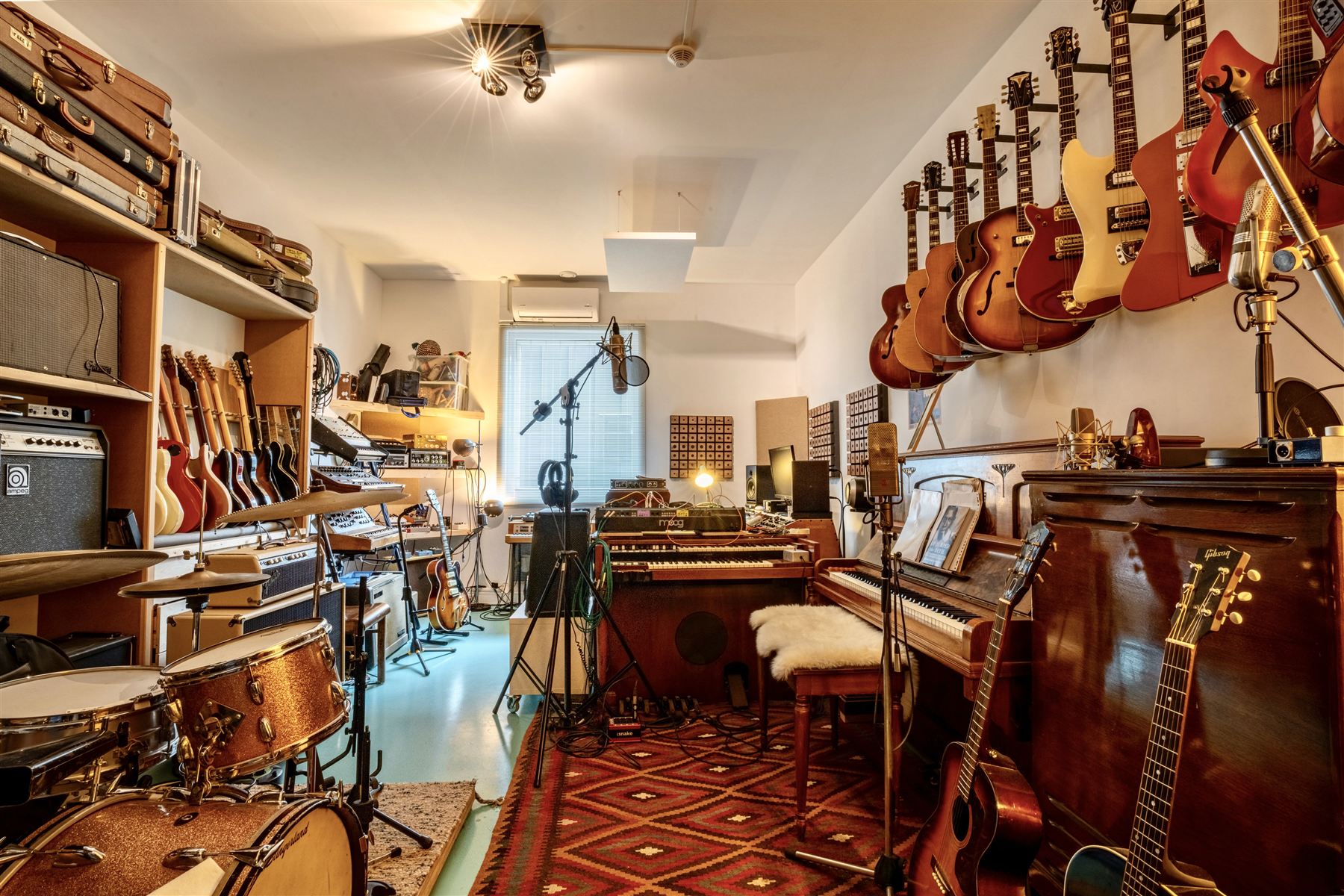 Studio 3 met vintage gitaren en instrumenten bij Sound City Amsterdam