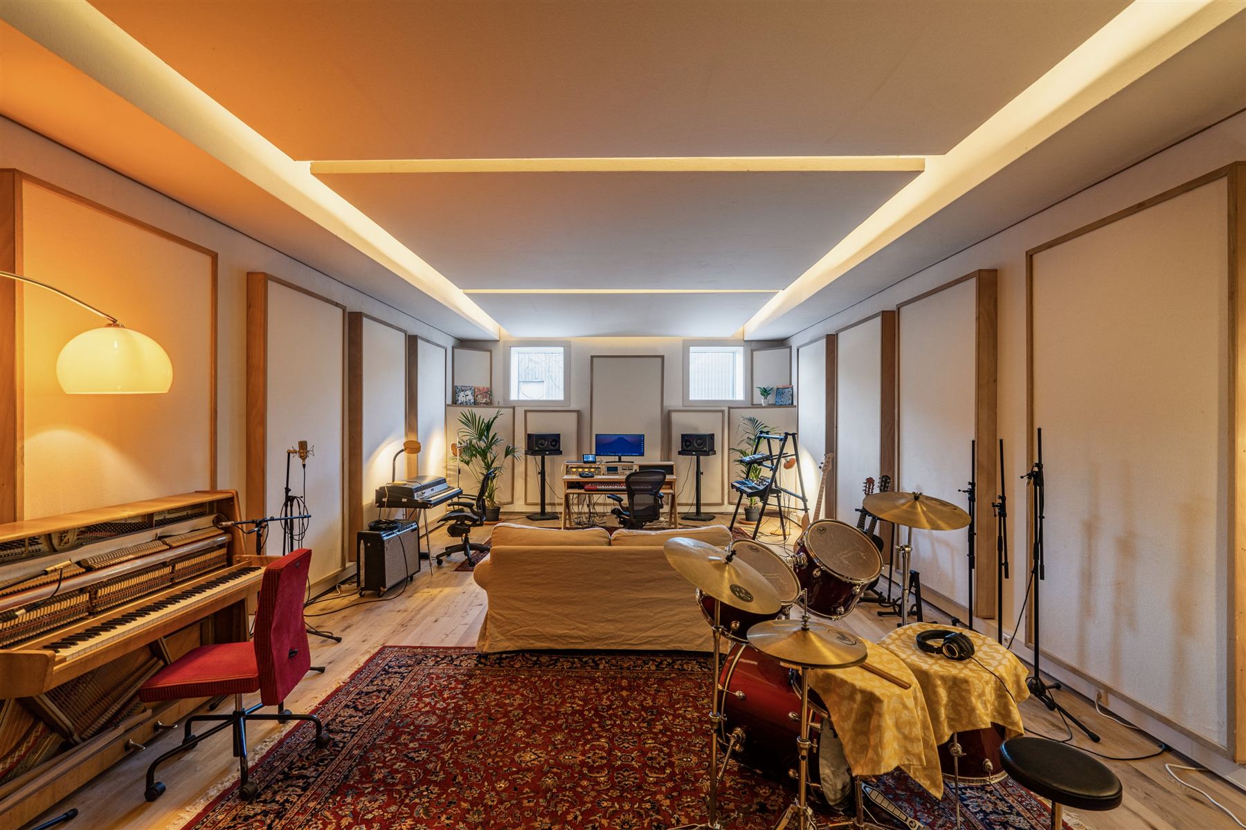 Studio 14 live room met piano en drums bij Sound City Amsterdam